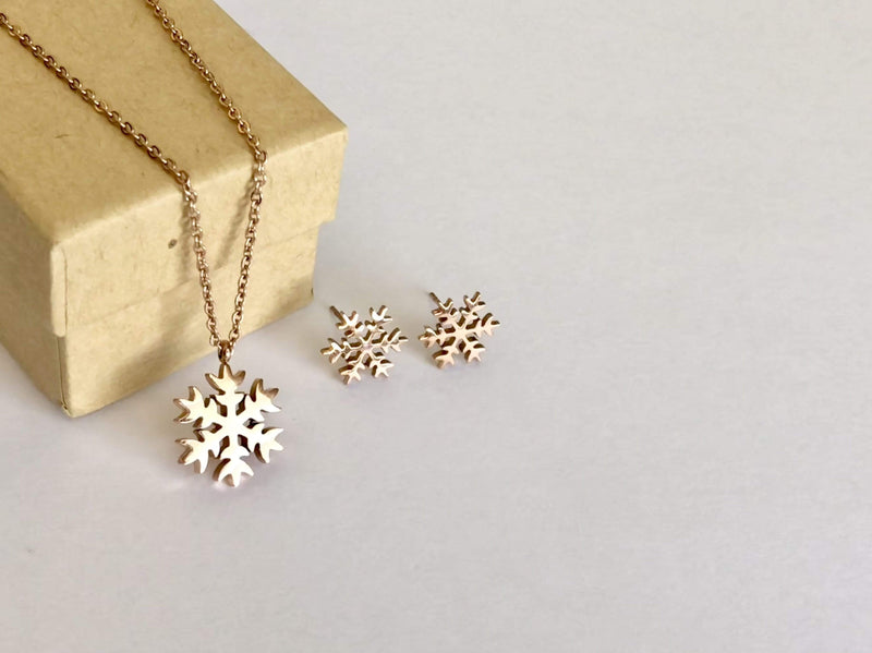 DOORBUSTER- Gold Snowflake Necklace