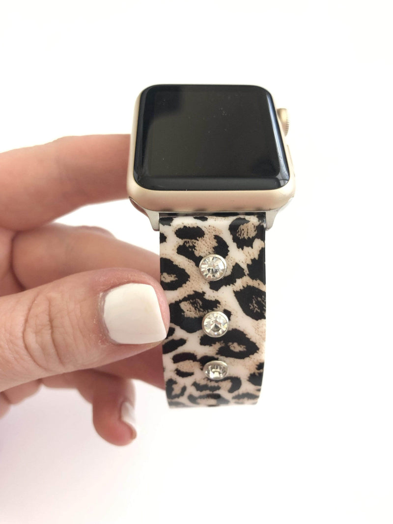 This gorgeous leopard print, silicone Apple Watch Band has a touch of bling that you have come to expect from a Copper Robin Watch . Three beautiful glass crystal studs adorn each side of the band. If bling is not your thing, you may also purchase the diva with out crystal studs. Fits watch sizes 38/40 and 42/44 in all series.  Fits wrist size 5.5''- 7.5"  leopard print may differ slightly from that pictured. 